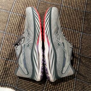 Women’s Mizuno Wave Rider running shoe 10D